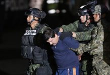 El portal mexicoestadounidense LatinUs reveló este lunes imágenes inéditas del capo Joaquín "El Chapo" Guzmán durante sus primeros minutos en el penal mexicano del Altiplano