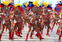 Más de 15.000 artistas derrochan creatividad en el Carnaval de Barranquilla Un gran despliegue de colorido y fantasía disfrutaron este lunes los asistentes al Cumbiódromo de la Vía 40, en donde para el tercer día del Carnaval de Barranquilla se llevó a cabo la Gran Parada de Comparsas.
