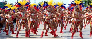 Un gran despliegue de colorido y fantasía disfrutaron este lunes los asistentes al Cumbiódromo de la Vía 40, en donde para el tercer día del Carnaval de Barranquilla se llevó a cabo la Gran Parada de Comparsas.