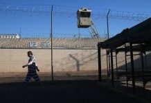 Hace cuatro meses el inmigrante oaxaqueño Carlos Venegas logró salir del Centro de Detención de inmigrantes del Noroeste en Tacoma, Washington, y este domingo regresó junto a decenas de personas a pedir el cierre del lugar al que calificó como “inhumano”.