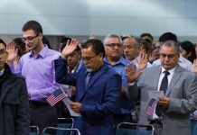 El pasado 21 de febrero, Jessica Collins, portavoz de USCIS, expresó en un comunicado que las ceremonias de naturalización son "una manera de proteger la integridad de nuestro sistema inmigratorio".