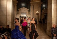 Óscar de la Renta, una fantasía de moda en la Biblioteca de Nueva York La firma de moda Óscar de la Renta deslumbró este lunes entre las paredes de mármol de la histórica Biblioteca Pública de Nueva York con un desfile en el que, al ritmo de la canción del filme "Fantasía" de Walt Disney
