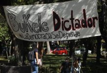 Débiles protestas contra la actuación de Bukele en el Congreso salvadoreño Apenas medio centenar de estudiantes se manifestaron este miércoles en contra de la actuación del presidente de El Salvador, Nayib Bukele, quien ordenó el pasado domingo el ingreso de militares al Congreso.