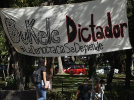Apenas medio centenar de estudiantes se manifestaron este miércoles en contra de la actuación del presidente de El Salvador, Nayib Bukele, quien ordenó el pasado domingo el ingreso de militares al Congreso.