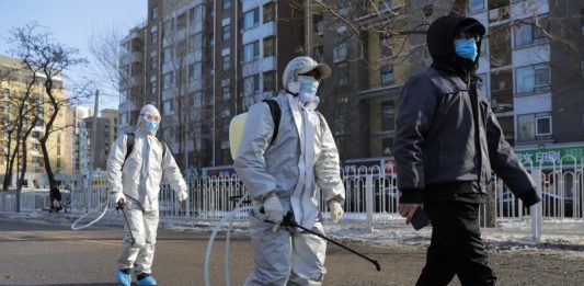 Mientras la comunidad científica busca un tratamiento eficaz para decenas de miles de pacientes enfermos a causa del nuevo virus respiratorio, se prueban remedios sorprendentes
