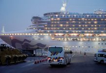 Estados Unidos repatria a sus ciudadanos del crucero en cuarentena en Japón Estados Unidos procedió este lunes a repatriar a unos 380 ciudadanos de su país y sus familiares que se encontraban en cuarentena a bordo de un crucero en el puerto japonés de Yokohama
