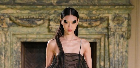 La penúltima jornada de la Semana de la Moda de Nueva York mostró este martes creaciones muy diferentes de dos marcas lideradas por mujeres, Noon by Noor y Vera Wang, que dibujaron un lazo entre el estilo romántico y otro más atrevido, propio del "boudoir".