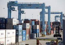 El déficit comercial de Estados Unidos baja un 1,7% en 2019, la primera caída en 6 años El déficit en el comercio internacional de bienes y servicios de Estados Unidos disminuyó un 1,7 % en 2019, para situarse en los 616.800 millones de dólares, el primer descenso en seis años.
