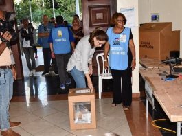 Abren los colegios para las elecciones municipales en la República Dominicana Los colegios electorales en la República Dominicana abrieron hoy a las 07.00 hora local para elegir a las autoridades municipales en unos comicios a los que están convocados casi 7,5 millones de electores.