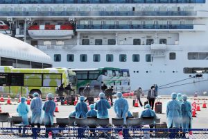 Las autoridades sanitarias de EEUU confirmaron este viernes que 18 ciudadanos de este país que fueron repatriados desde el crucero Diamond Princess en Japón han dado positivo del coronavirus COVID-19