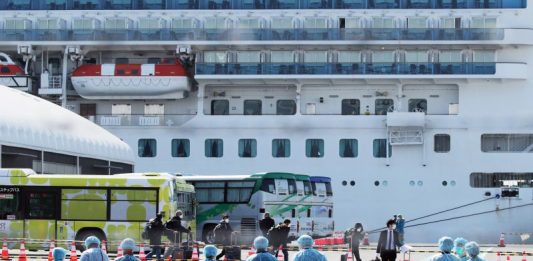 Las autoridades sanitarias de EEUU confirmaron este viernes que 18 ciudadanos de este país que fueron repatriados desde el crucero Diamond Princess en Japón han dado positivo del coronavirus COVID-19