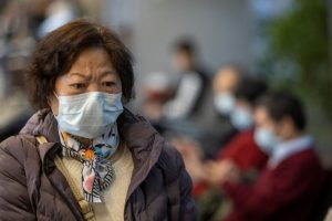 Cerca de 200 estadounidenses evacuados de Wuhan abandonaron este martes la base militar en el sur de California donde se encontraban en una cuarentena de 14 días
