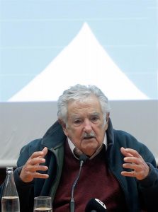 El expresidente uruguayo Jos&eacute; Mujica rechaz&oacute; este martes el gobierno de Nicol&aacute;s Maduro en Venezuela, pero tambi&eacute;n las sanciones econ&oacute;micas impuestas a este pa&iacute;s por EE.UU.