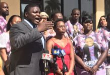La familia de una niña que murió de un ataque de asma durante un viaje de vacaciones presentó este jueves una demanda contra una funeraria de Riviera Beach