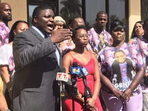 La familia de una ni&ntilde;a que muri&oacute; de un ataque de asma durante un viaje de vacaciones present&oacute; este jueves una demanda contra una funeraria de Riviera Beach