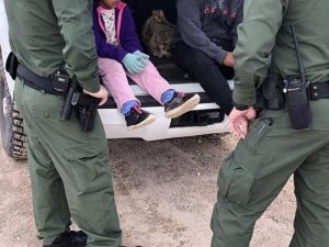 Las autoridades de inmigraci&oacute;n han comenzado a tomar huellas digitales de los menores de 14 a&ntilde;os que llegan a la frontera sin compa&ntilde;&iacute;a de adultos y se encuentran en albergues administrados por la Oficina de Reasentamiento de Refugiados.