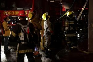 Un incendio de grandes proporciones en el centro histórico de Tegucigalpa, la capital de Honduras, destruyó este domingo varios inmuebles