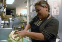Sólo un puñado de los recién llegados a Nueva York ha solicitado el permiso de trabajo A pesar de no tener documentación de inmigración, los trabajadores tienen una importante presencia en la economía y el mercado laboral de la ciudad de Nueva York