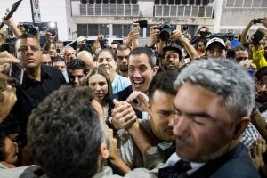 Len&iacute;n Moreno, rechaz&oacute; este mi&eacute;rcoles el recibimiento hostil que tuvo Juan Guaid&oacute;, proclamado mandatario interino de Venezuela, al regresar este martes a su pa&iacute;s despu&eacute;s de una gira de 23 d&iacute;as.