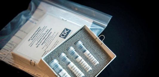 Mientras los casos confirmados de coronavirus COVID-19 alcanzan ya los 62 en Estados Unidos, las autoridades intentan aplacar el temor a que el virus se convierta en una epidemia nacional