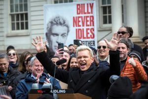 La estrella del rock Billy Idol particip&oacute; este jueves en la presentaci&oacute;n de una campa&ntilde;a medioambiental en Nueva York que pretende reducir el n&uacute;mero de veh&iacute;culos