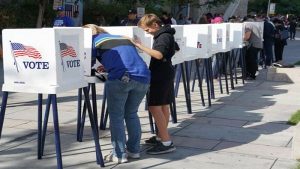 El libro "La última guía sobre las elecciones de 2020", expone las claves del intrincado proceso electoral estadounidense y hace un diagnóstico pesimista del actual ambiente político en EE.UU.