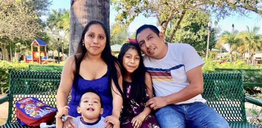 Los guatemaltecos Buena Ventura Martín Godínez y Pedro Godínez Aguilar nunca imaginaron que encontrar un futuro mejor para sus dos hijos en Estados Unidos iba a ser tan duro y complicado