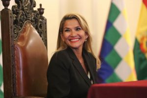 El pronunciamiento de un magistrado cuestionando el aval constitucional que apoy&oacute; a Jeanine &Aacute;&ntilde;ez cuando asumi&oacute; el poder de forma interina en Bolivia 