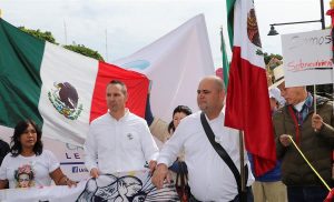 Adri&aacute;n, Juli&aacute;n y Bryan LeBar&oacute;n, familiares de los mormones que fueron masacrados el 4 de noviembre en el estado mexicano de Sonora, encabezaron una marcha en el central estado de Guanajuato