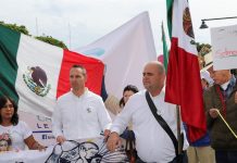 Adrián, Julián y Bryan LeBarón, familiares de los mormones que fueron masacrados el 4 de noviembre en el estado mexicano de Sonora, encabezaron una marcha en el central estado de Guanajuato