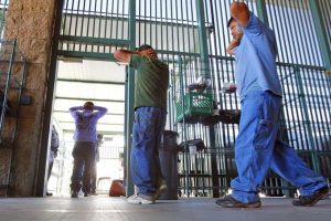 Un juez federal determinó este miércoles que las condiciones que sufren los inmigrantes indocumentados detenidos en centros de detención de la Patrulla Fronteriza en el Sector Tucson violan sus derechos