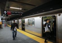 Continúan protestas en Nueva York por asesinato de sintecho en el metro El departamento de Crímenes de Odio de la Policía de Nueva York investiga una agresión en el metro de la Gran Manzana contra una mujer que llevaba una máscara.