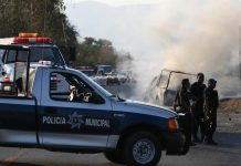 Seis personas asesinadas por disputas de narcotraficantes en el occidente de México Las autoridades mexicanas anunciaron este domingo la detención de 18 personas y el decomiso de armas largas y municiones en tres operativos contra el narcotráfico en los estados de Guerrero y Michoacán.