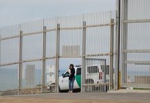 EE.UU. reabre el parque donde se reúnen familias migrantes a través del muro La Patrulla Fronteriza reabrió al público este domingo el Parque de la Amistad en San Diego, que permaneció cerrado durante casi dos meses