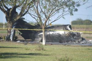 Dos personas que viajaban a bordo de una avioneta murieron este jueves cuando la aeronave se estrell&oacute; en el patio delantero de una vivienda en la localidad de Bartow