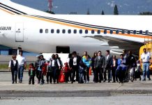México deportó este miércoles desde la norteña ciudad de Monterrey a un grupo de 17 familias de migrantes guatemaltecas, por primera vez vía aérea.