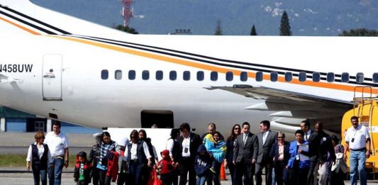 México deportó este miércoles desde la norteña ciudad de Monterrey a un grupo de 17 familias de migrantes guatemaltecas, por primera vez vía aérea.