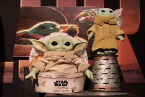 Baby Yoda, el personaje de la serie "The Mandalorian" del universo Star Wars que se ha convertido en un fen&oacute;meno mundial, ya cuenta con juguetes y productos oficiales
