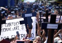 Cientos de simpatizantes del presidente de El Salvador, Nayib Bukele, se concentraron este domingo frente a la sede del Congreso para exigir a los diputados la aprobación de 109 millones de dólares para seguridad