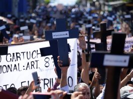 Cientos de simpatizantes del presidente de El Salvador, Nayib Bukele, se concentraron este domingo frente a la sede del Congreso para exigir a los diputados la aprobación de 109 millones de dólares para seguridad