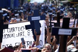 Cientos de simpatizantes del presidente de El Salvador, Nayib Bukele, se concentraron este domingo frente a la sede del Congreso para exigir a los diputados la aprobaci&oacute;n de 109 millones de d&oacute;lares para seguridad