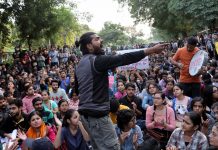 Al menos un policía murió este lunes durante los violentos enfrentamientos registrados entre defensores y detractores de una polémica ley en Nueva Delhi, horas antes de que el presidente Donald Trump de visita oficial en la India