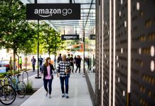 Amazon abre su primer supermercado sin cajeros humanos La multinacional del comercio electrónico Amazon abrió este martes en Seattle, en el estado de Washington, su primer supermercado con productos frescos que opera sin cajeros humanos