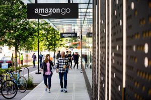 La multinacional del comercio electr&oacute;nico Amazon abri&oacute; este martes en Seattle, en el estado de Washington, su primer supermercado con productos frescos que opera sin cajeros humanos