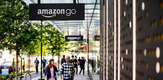 La multinacional del comercio electrónico Amazon abrió este martes en Seattle, en el estado de Washington, su primer supermercado con productos frescos que opera sin cajeros humanos