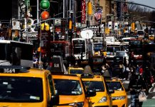 Indignación por el trato de taxistas a pasajeros chinos El alcalde de Nueva York, Bill de Blasio, catalogó este domingo como "indignante" que taxistas en esta ciudad no estén ofreciendo sus servicios a pasajeros chinos por temor al contagio con el coronavirus