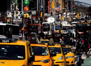 El alcalde de Nueva York, Bill de Blasio, catalogó este domingo como "indignante" que taxistas en esta ciudad no estén ofreciendo sus servicios a pasajeros chinos por temor al contagio con el coronavirus