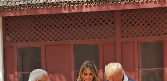 El presidente Donald Trump llegó este lunes a la ciudad india de Ahmedabad en su primera visita oficial al país asiático, un viaje que se concreta tras un año de fricciones en el campo comercial.