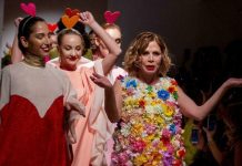 Ágatha Ruiz de la Prada lleva su arcoiris a la pasarela latina de Nueva York Rosado intenso, amarillo, verde limón y oscuro, rojo, azul, blanco y naranja y atrevida combinación de colores, muy clásico Ruiz de la Prada, desfilaron por esta pasarela.