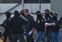 Arrestan de nuevo a narcotraficante mexicano mientras salía de la cárcel Rodeado de policías y periodistas, el narcotraficante escuchó visiblemente nervioso los cargos que se le imputan y se entregó a las autoridades.
